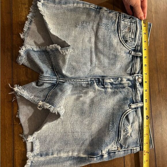 Judy Blue Light Wash Distressed Raw Hem Jean Shorts Size Large JB150018 - Picture 4 of 10
